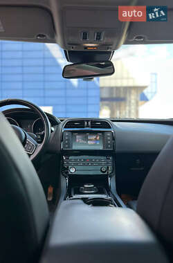 Седан Jaguar XE 2017 в 