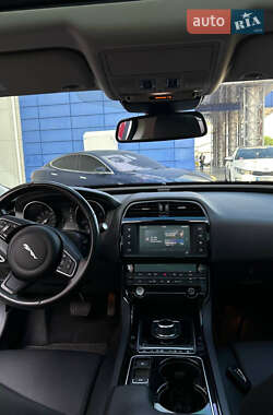 Седан Jaguar XE 2017 в 