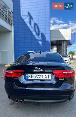 Седан Jaguar XE 2017 в 