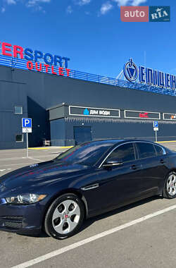 Седан Jaguar XE 2017 в 