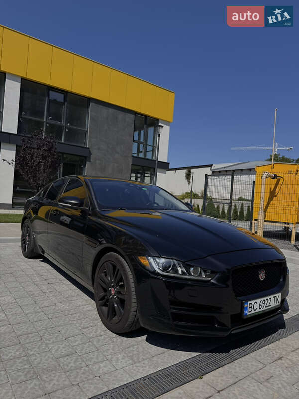 Седан Jaguar XE 2016 в Львове