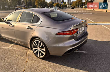Седан Jaguar XE 2020 в 