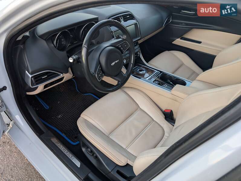 Седан Jaguar XE 2016 в Кременчуге