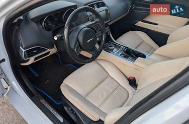 Седан Jaguar XE 2016 в 