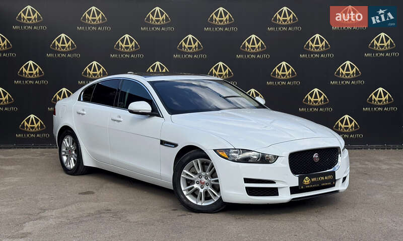 Седан Jaguar XE 2019 в 