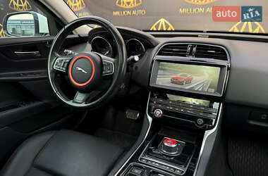 Седан Jaguar XE 2019 в 