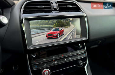 Седан Jaguar XE 2019 в 