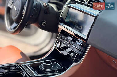 Седан Jaguar XE 2016 в 