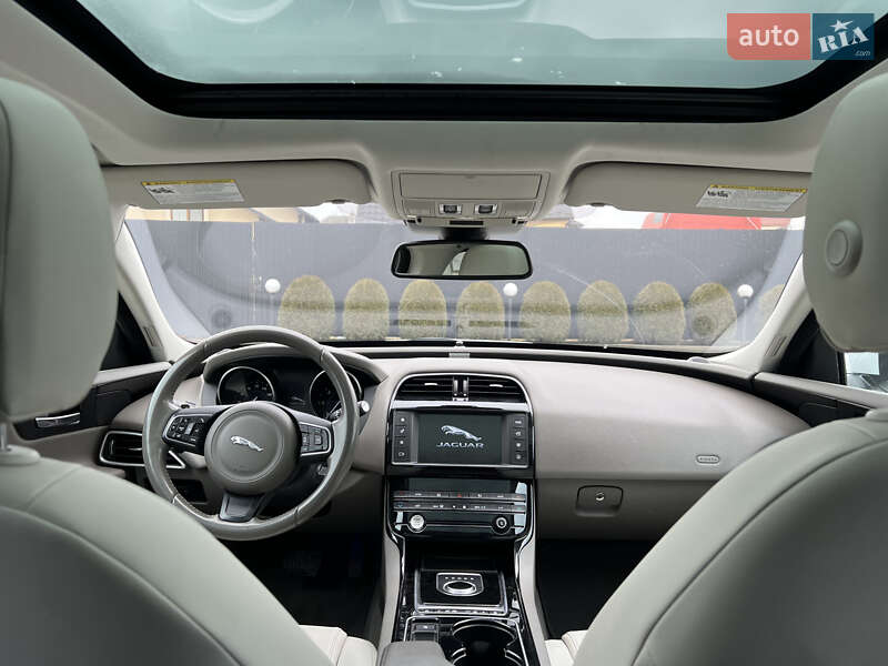 Седан Jaguar XE 2016 в Львове