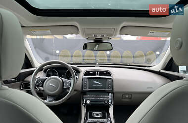 Седан Jaguar XE 2016 в 