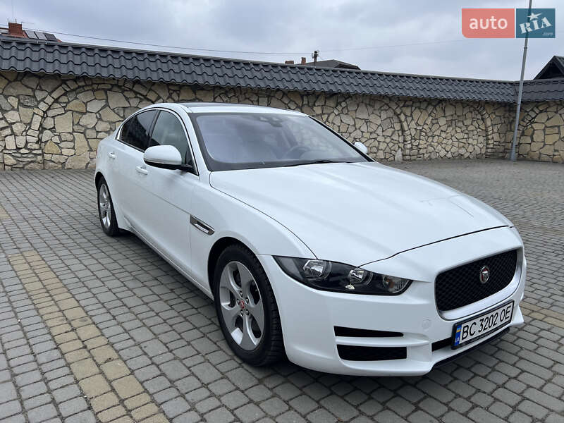 Седан Jaguar XE 2016 в 