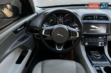 Седан Jaguar XE 2016 в 