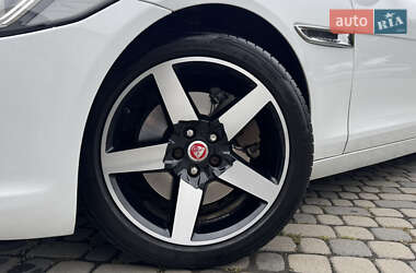 Седан Jaguar XE 2016 в 