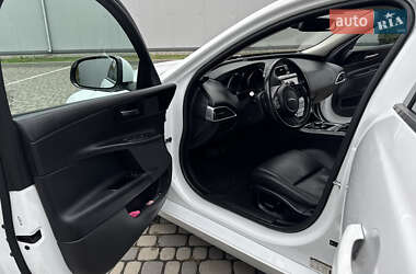 Седан Jaguar XE 2016 в 