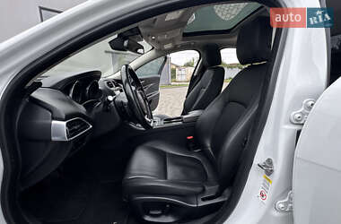 Седан Jaguar XE 2016 в 