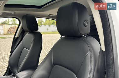 Седан Jaguar XE 2016 в 