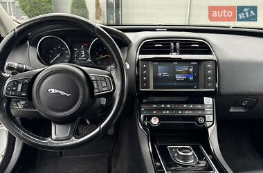 Седан Jaguar XE 2016 в 