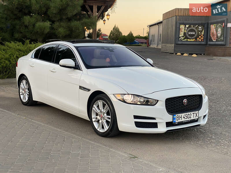 Седан Jaguar XE 2016 в 
