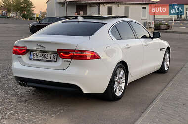 Седан Jaguar XE 2016 в 