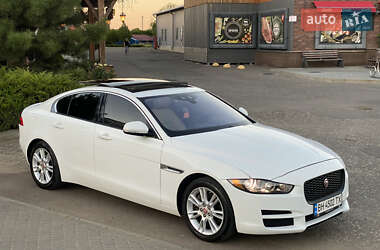 Седан Jaguar XE 2016 в 