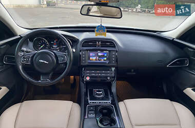 Седан Jaguar XE 2016 в 