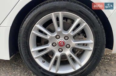 Седан Jaguar XE 2016 в 