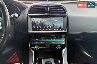 Седан Jaguar XE 2016 в 