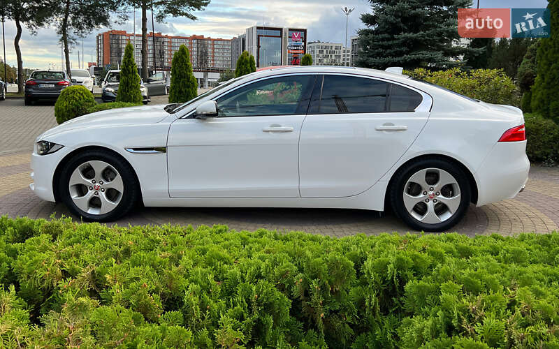 Седан Jaguar XE 2016 в Львові
