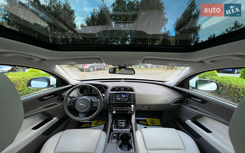 Седан Jaguar XE 2016 в Львові