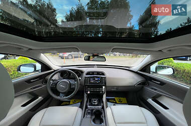 Седан Jaguar XE 2016 в 