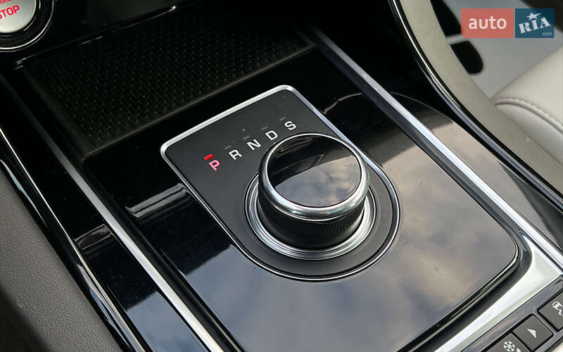 Седан Jaguar XE 2016 в Львові