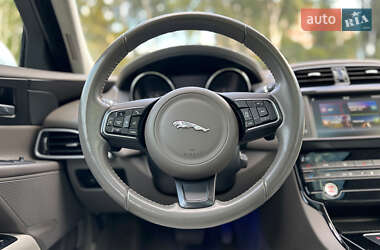 Седан Jaguar XE 2016 в 