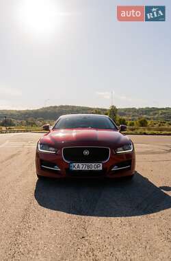 Седан Jaguar XE 2015 в 