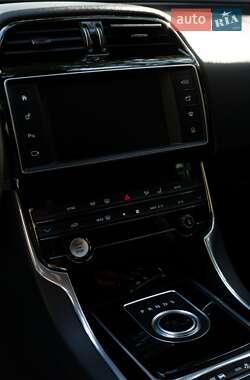 Седан Jaguar XE 2015 в 