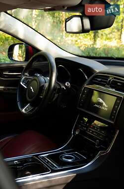 Седан Jaguar XE 2015 в 