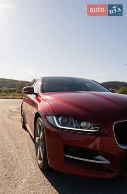 Седан Jaguar XE 2015 в 