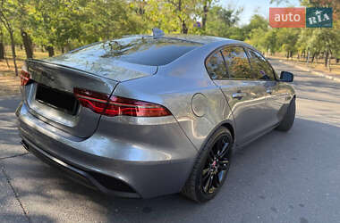 Седан Jaguar XE 2019 в 