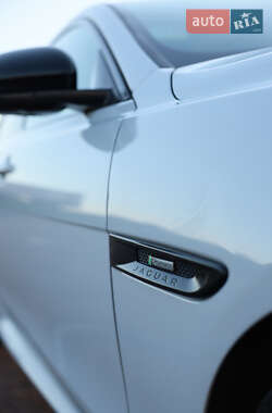 Седан Jaguar XE 2015 в 