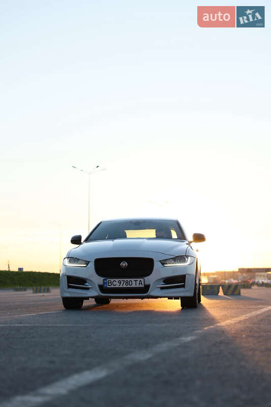 Седан Jaguar XE 2015 в Львове