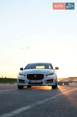 Седан Jaguar XE 2015 в 