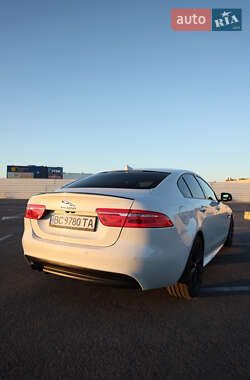 Седан Jaguar XE 2015 в 