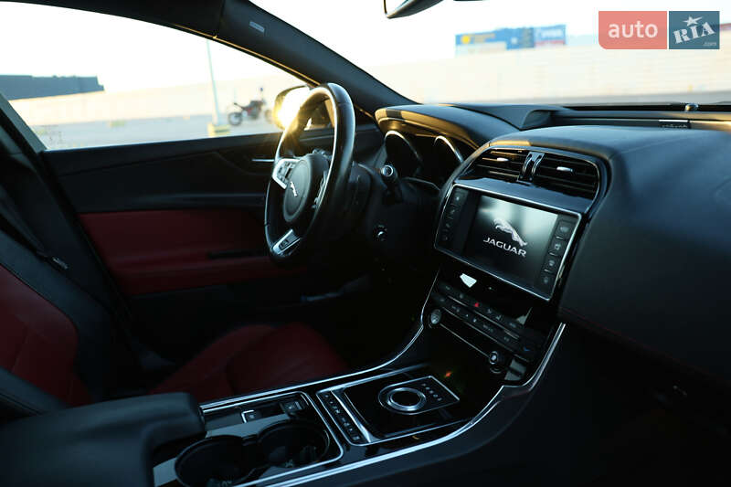 Седан Jaguar XE 2015 в Львове