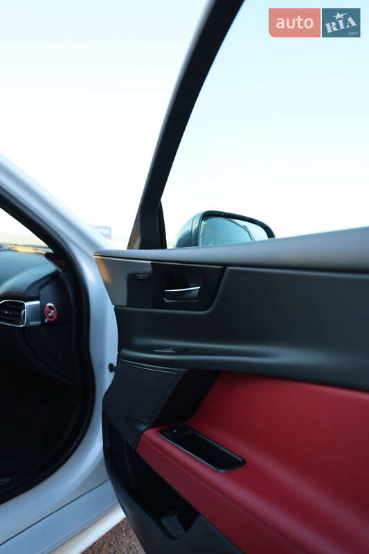 Седан Jaguar XE 2015 в Львове