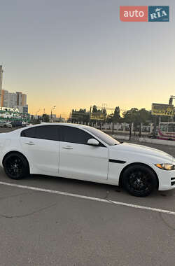 Седан Jaguar XE 2016 в 
