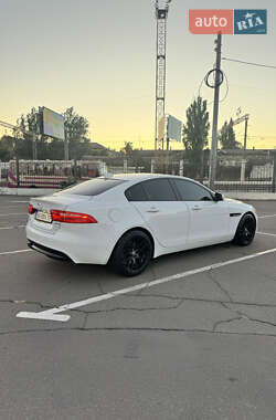 Седан Jaguar XE 2016 в 