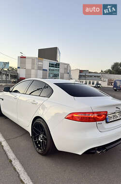 Седан Jaguar XE 2016 в 