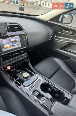 Седан Jaguar XE 2016 в 