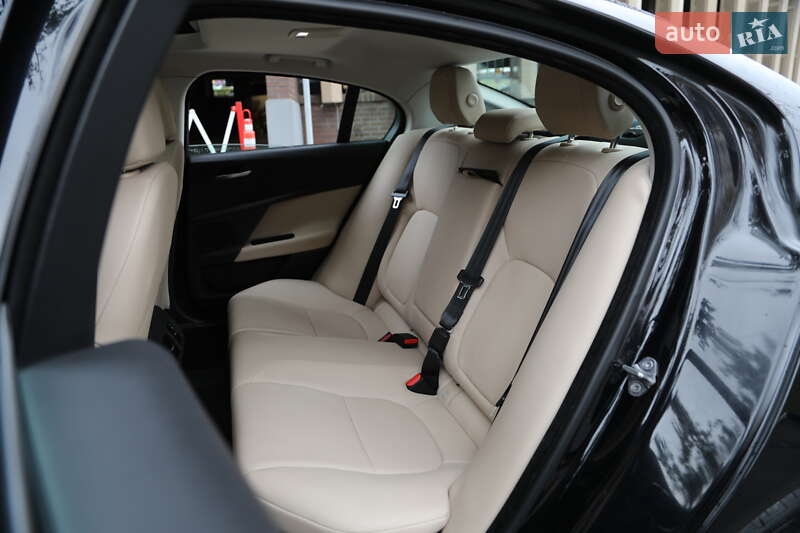 Седан Jaguar XE 2016 в Харкові