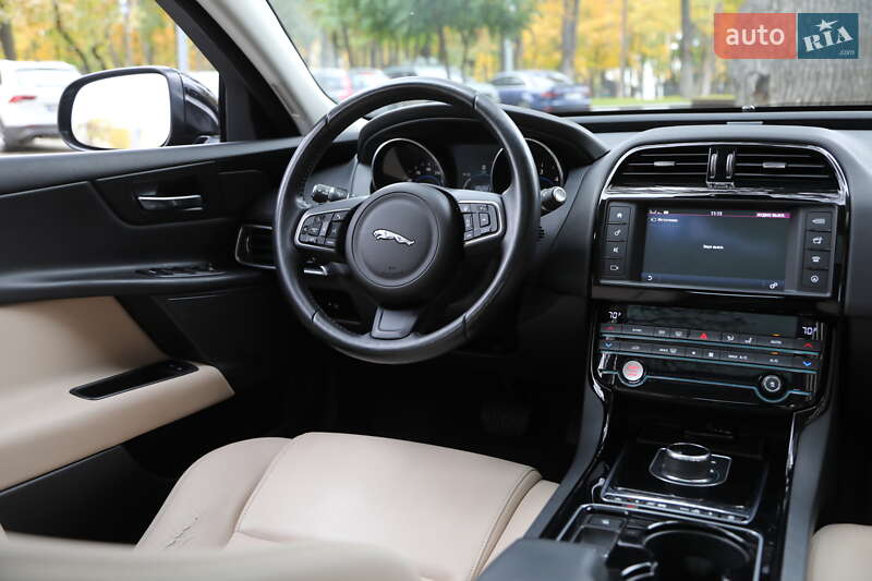 Седан Jaguar XE 2016 в Харкові
