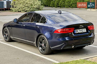 Седан Jaguar XE 2016 в 
